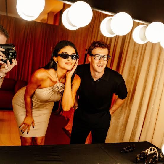 Kylie Jenner đeo chiếc kính thông minh bên ông chủ Meta - Mark Zuckerbeg - Ảnh: HB