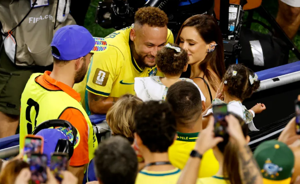 Neymar chia vui cùng vợ con