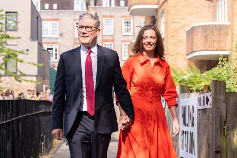 Bà Victoria Starmer rời số 10 Downing Street để trở về là chính mình - Ảnh: Socialist Worker 