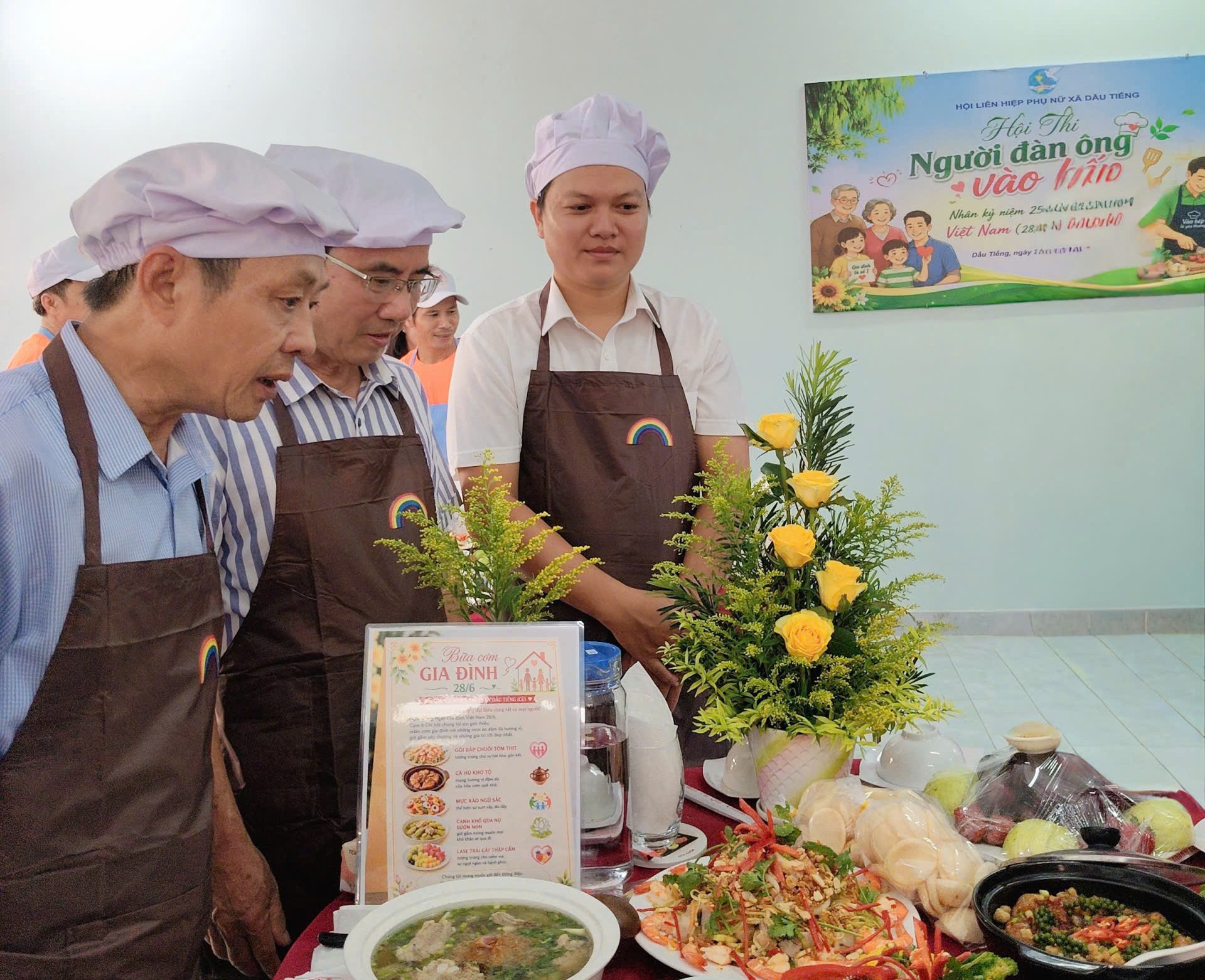 Hội thi nấu ăn thu hút nhiều nam giới cũng như thành viên Câu lạc bộ Nam giới tiên phong vì bình đẳng giới