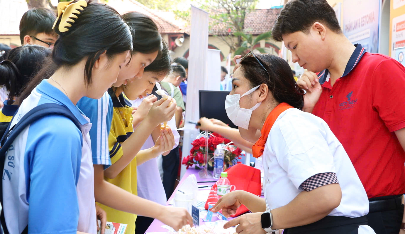 Học sinh lớp Chín tập làm bánh tại chương trình tuyển sinh, hướng nghiệp giáo dục nghề nghiệp do Sở GD-ĐT TPHCM tổ chức vào tháng 11/2025 - ẢNH: TRANG THƯ