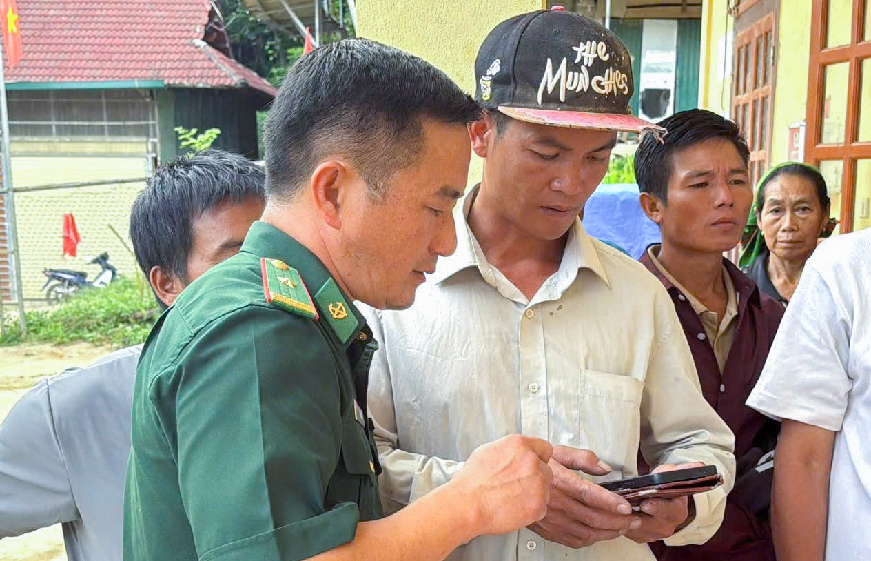 Người dân xã Na Ngoi trải nghiệm thực tế việc quét mã QR để sử dụng “Hòm thư điện tử tiếp nhận tin báo, tố giác tội phạm” - Ảnh: Khánh Trung