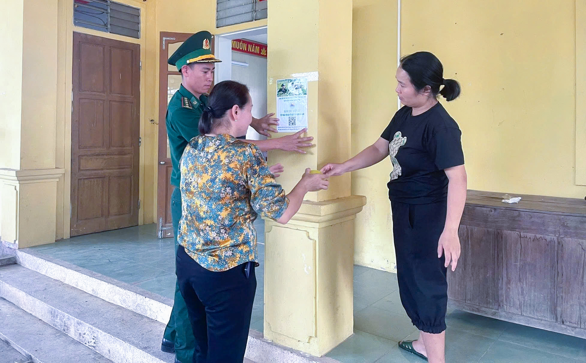 Những mã QR được dán tại nhà văn hóa, điểm sinh hoạt cộng đồng, khu dân cư... để người dân dễ dàng tiếp cận - Ảnh: Khánh Trung