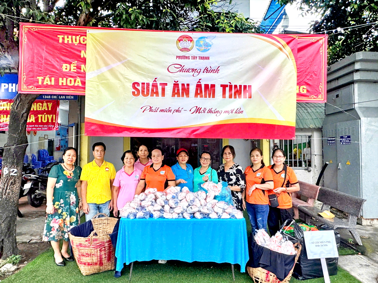 Hội LHPN phường Tây Thạnh tặng suất ăn cho những hoàn cảnh khó khăn