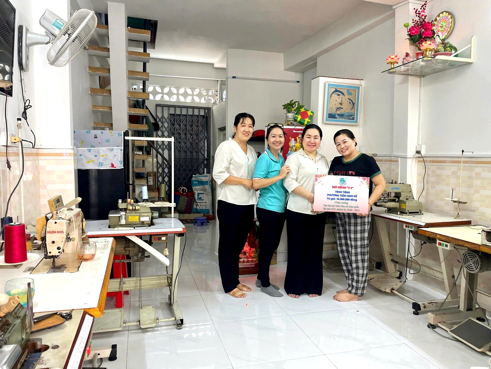 Hội LHPN phường Cầu Kiệu tặng máy móc chuyên dụng phục vụ nghề may cho chị Trần Thị Mỹ Diễm