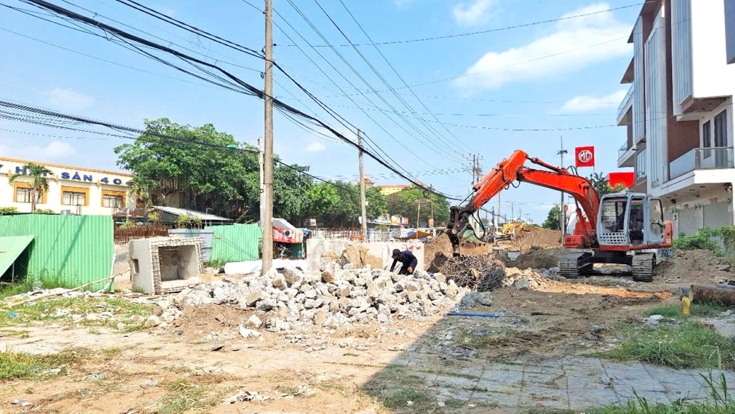Các nhà thầu thi công mặt bằng trên đường Lê Hồng Phong (phường Bình Thủy)