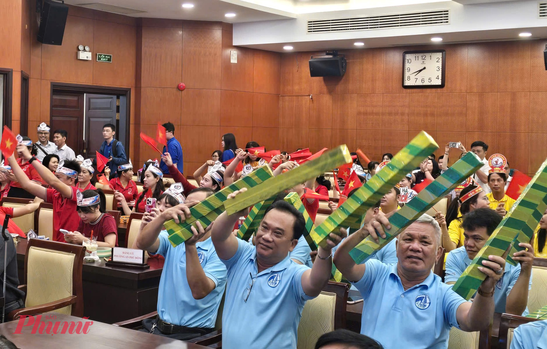 Các cổ động viên cổ vũ tinh thần cho các thí sinh - Ảnh: Trang Nguyễn 