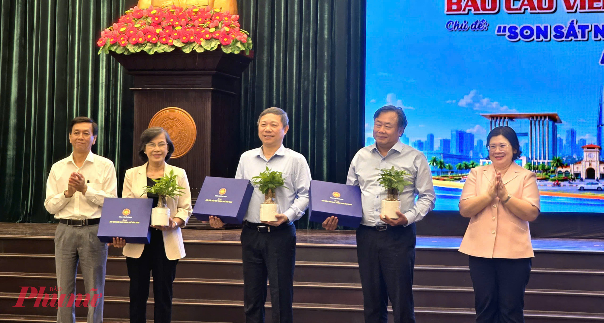 Bà Văn Thị Bạch Tuyết - Phó Bí thư Thành ủy TPHCM và ông Nguyễn Thọ Truyền - Phó trưởng Ban Tuyên giáo và Dân vận Thành ủy TPHCM ban TGDV TU.... trao quà càm ơn đến Ban giám khảo hội thi - Ảnh: Trang Nguyễn 
