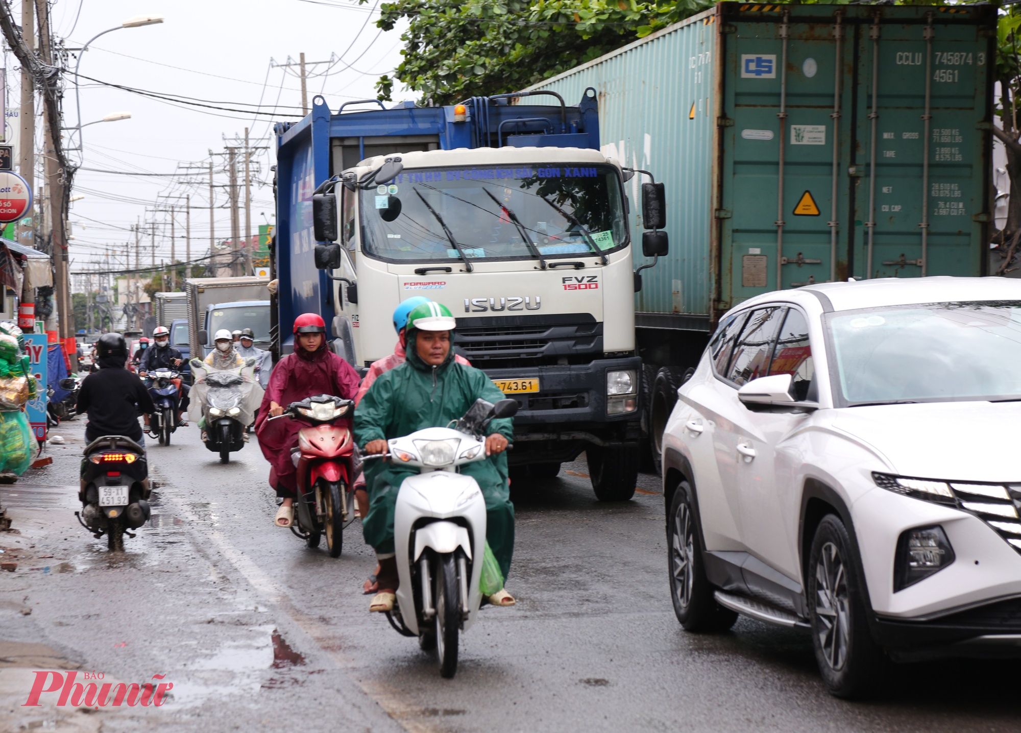 Hiện trạng đường Nguyễn Duy Trinh có nhiều xe máy và xe container phải chạy chung làn, dễ gây tai nạn - Ảnh: Nguyễn Văn
