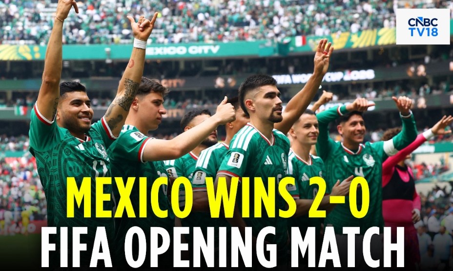 Các tuyển thủ Mexico vui cùng các cổ động viên sau trận thắng trong trận khai mạc