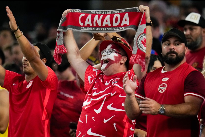 Cổ động viên Canada hào hứng khi đội nhà vượt qua vòng bảng