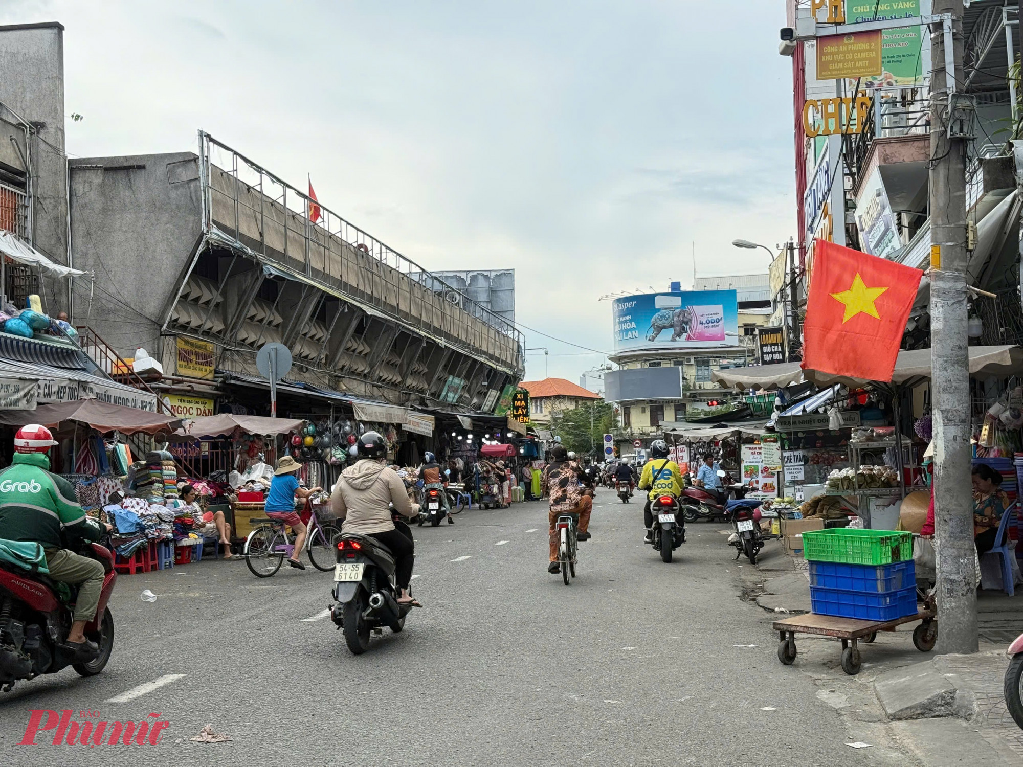 Không chỉ xử lý hàng trăm trường hợp lấn chiếm vỉa hè, lực lượng chức năng phường Gia Định còn duy trì chốt chặn thường xuyên nhằm ngăn ngừa tái phạm tại khu vực chợ Bà Chiểu - Ảnh: Thanh Tâm