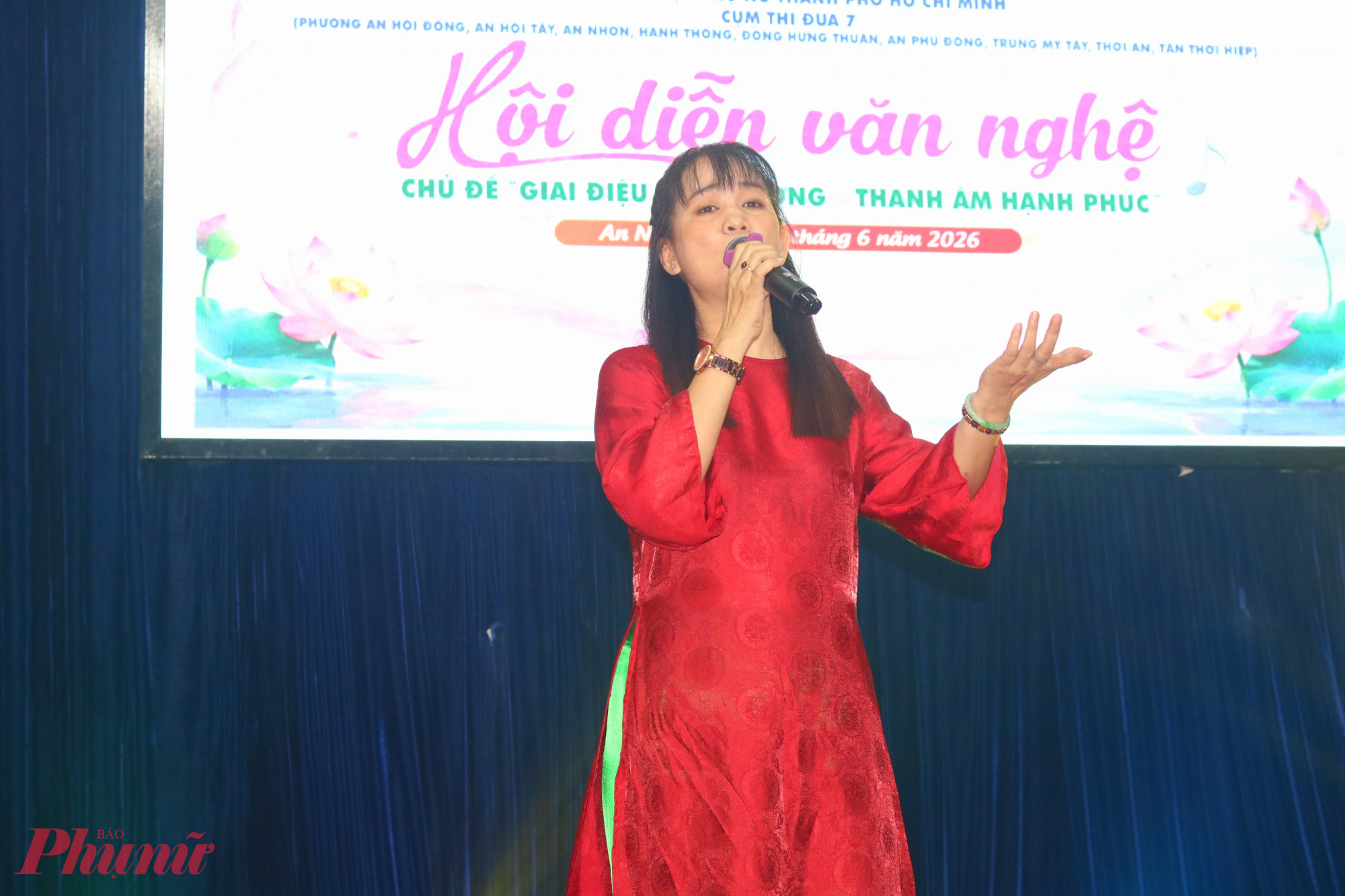 Chị Phạm Quỳnh Lâm (phường An Phú Đông) mang đến hội diễn những giai điệu sâu lắng, ngọt ngào qua bài hát Thành phố tình yêu và nổi nhớ - Ảnh: Mẫn Nhi