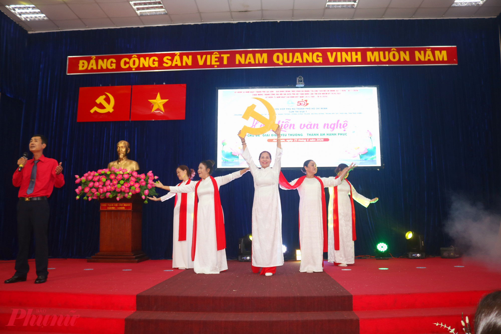 Phường An Hội Tây với tiết mục ca múa Đảng là cuộc sống của tôi - Ảnh: Mẫn Nhi