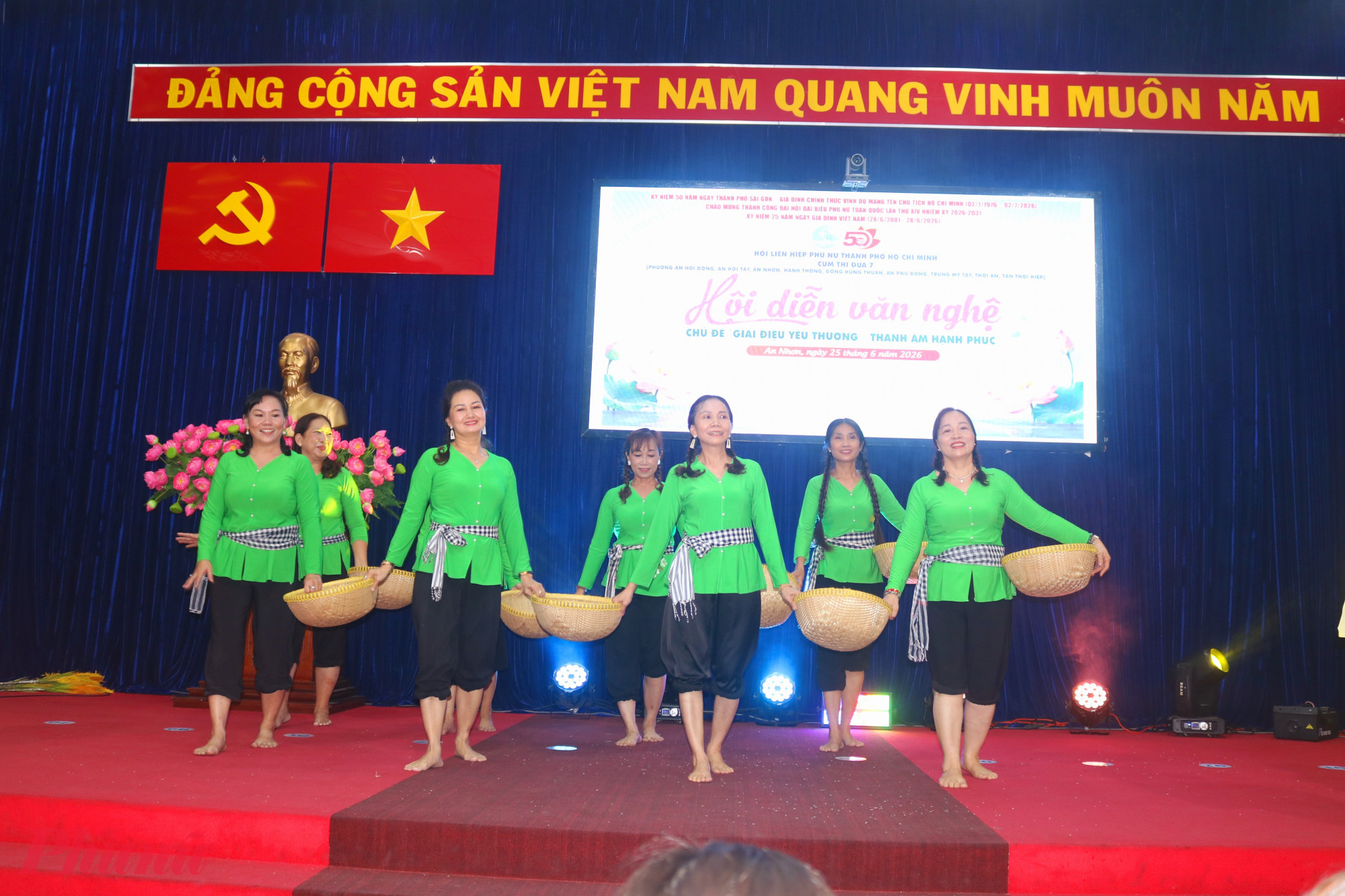 Tiết mục tốp ca múa bài hát Mưa trên quê hương (phường Đông Hưng Thuận) - Ảnh: Mẫn Nhi