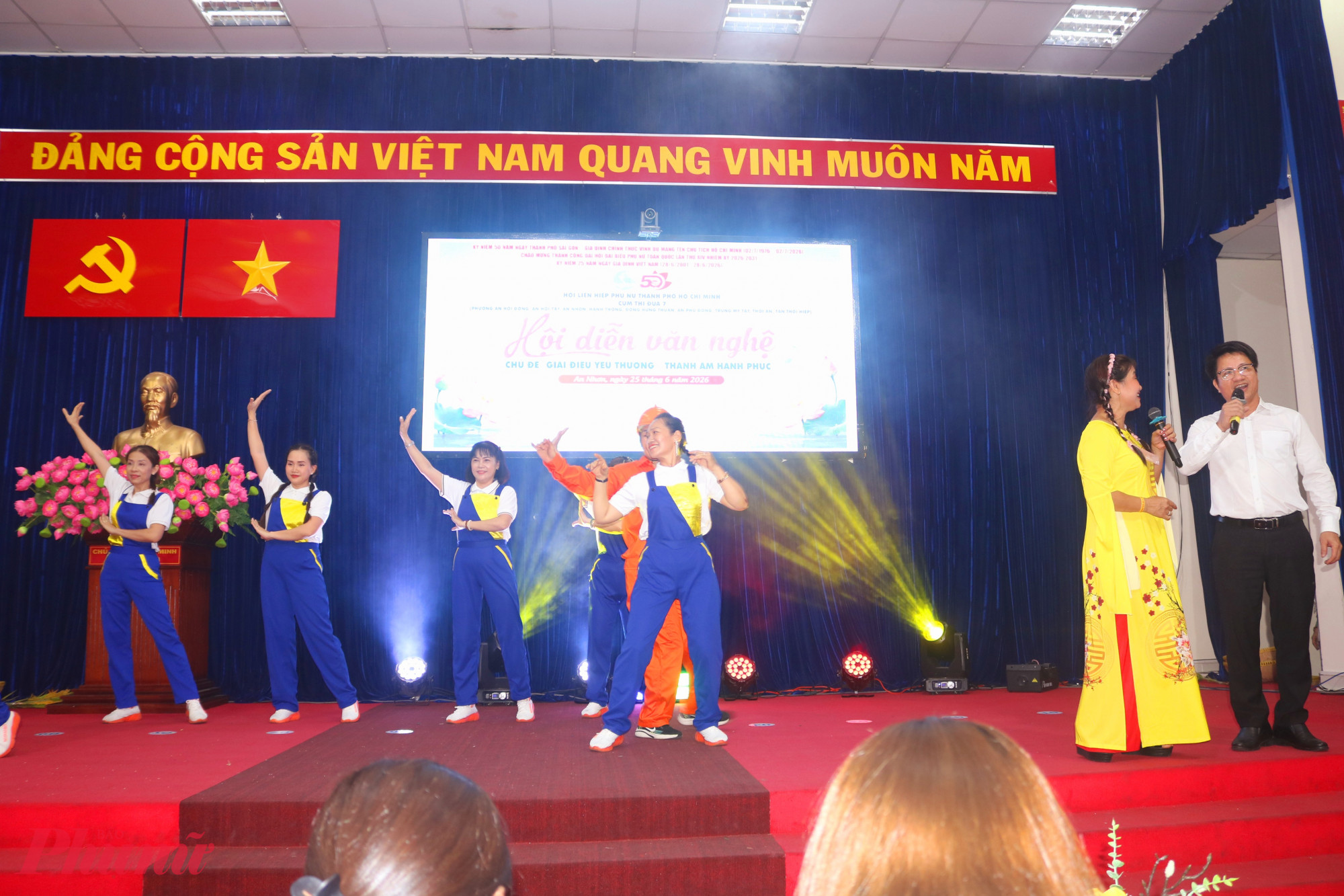 Tiết mục song ca – múa ca khúc Trên công trường rộn tiếng ca, mang đến không khí tươi vui, sôi động - Ảnh: Mẫn Nhi