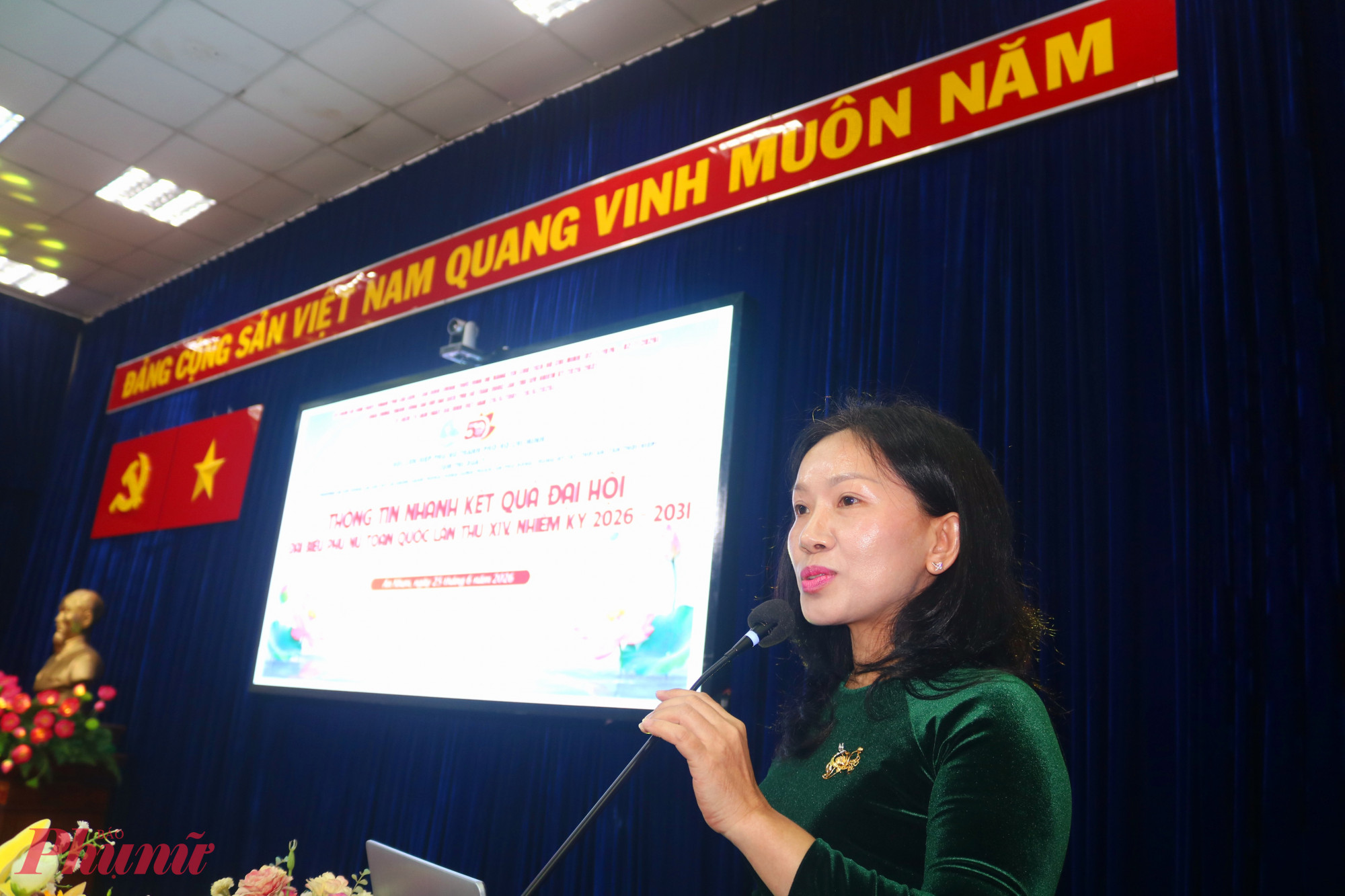 Trước khi bắt đầu hội diễn, bà Huỳnh Thị Thúy Phương – Phó chủ tịch Hội LHPN TPHCM – đã thông tin nhanh đến chị em về những nội dung trọng tâm và kết quả nổi bật của Đại hội đại biểu Phụ nữ toàn quốc lần thứ XIV vừa diễn ra trong 2 ngày 17,18/6 tại Hà Nội. Bà cũng biểu dương cụm thi đua 7 là đơn vị đầu tiên của phụ nữ TPHCM tổ chức hội diễn văn nghệ chào mừng thành công đại hội - Ảnh: Mẫn Nhi