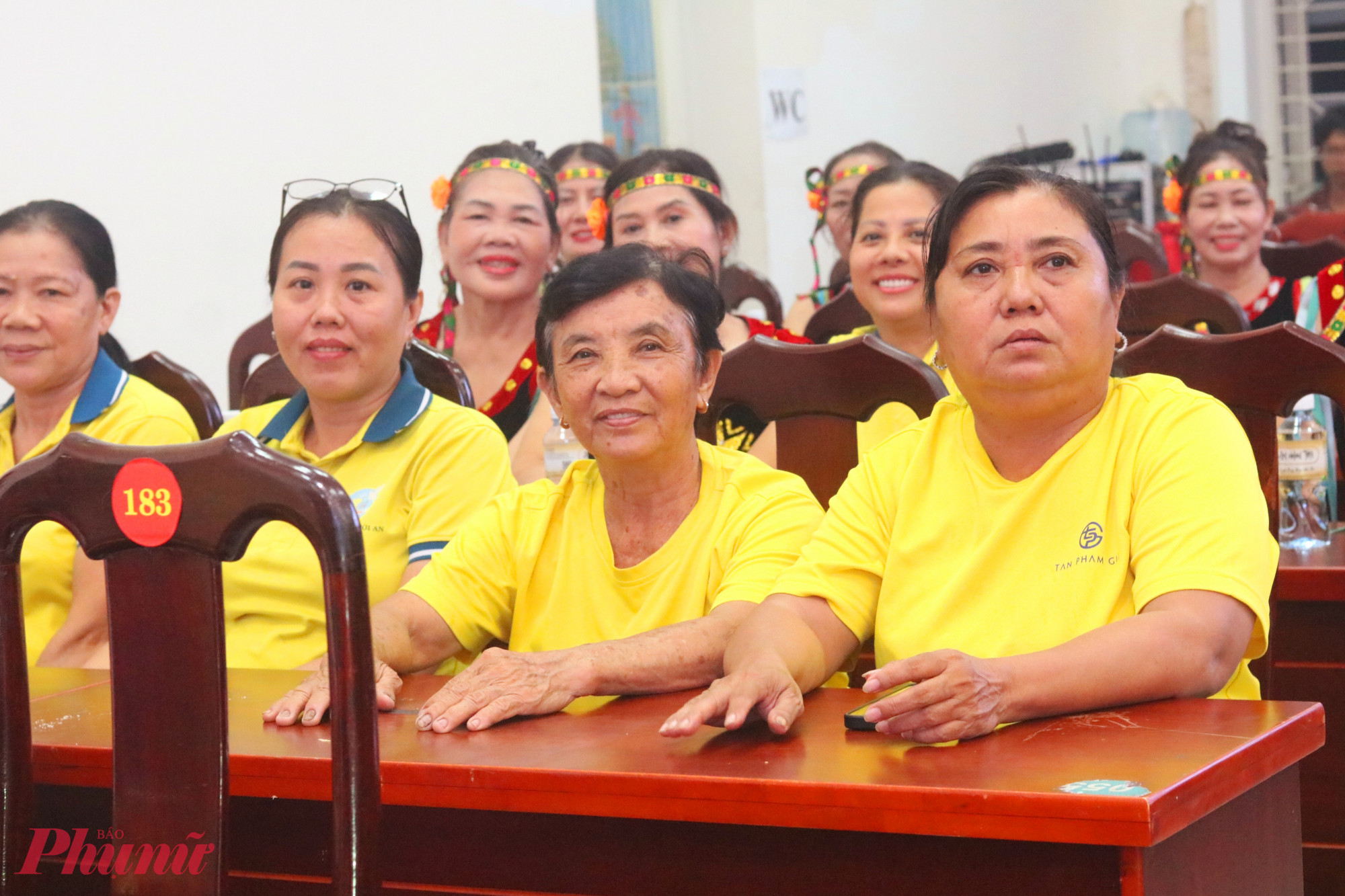 Chị em từ phường Thới An đến xem và cổ vũ cho các đội, nhóm văn nghệ - Ảnh: Mẫn Nhi
