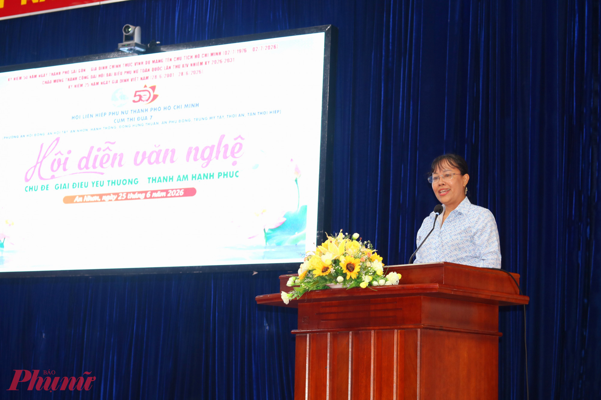 Bà Nguyễn Ngọc Yến – Phó chủ tịch Ủy ban MTTQ Việt Nam phường Đông Hưng Thuận, Chủ tịch Hội LHPN phường và là cụm trưởng cụm thi đua 7 -  phát biểu khai mạc hội diễn - Ảnh: Mẫn Nhi