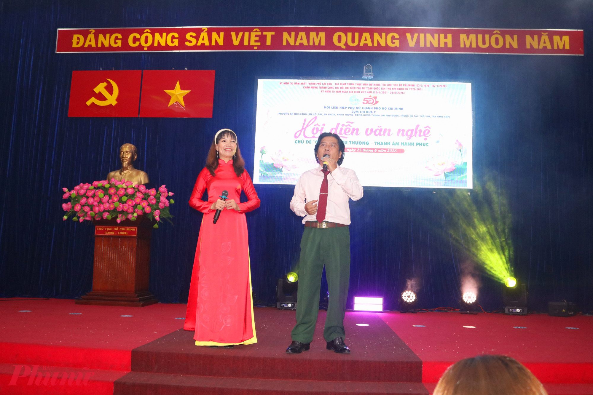 Vợ chồng chị Ngô Thị Thu Hương – anh Võ Đông Hào (phường Trung Mỹ Tây) song ca bài hát Đất nước tình yêu - Ảnh: Mẫn Nhi