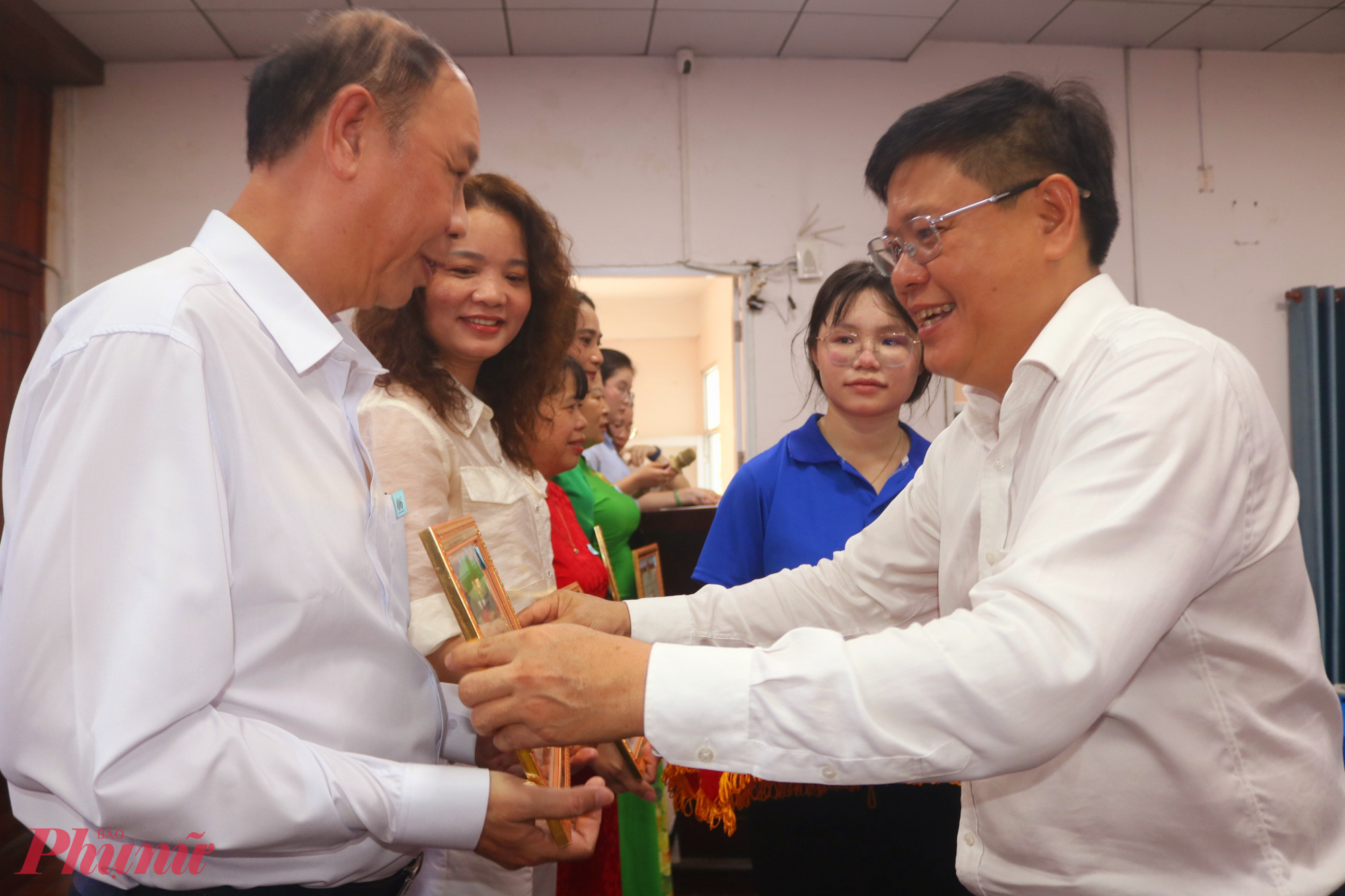 Ông Nguyễn Hải Lâm – Phó chủ tịch UBND phường Trung Mỹ Tây – tặng giấy khen của UBND phường đến đại diện các gia đình hạnh phúc tiêu biểu - Ảnh: Mẫn Nhi