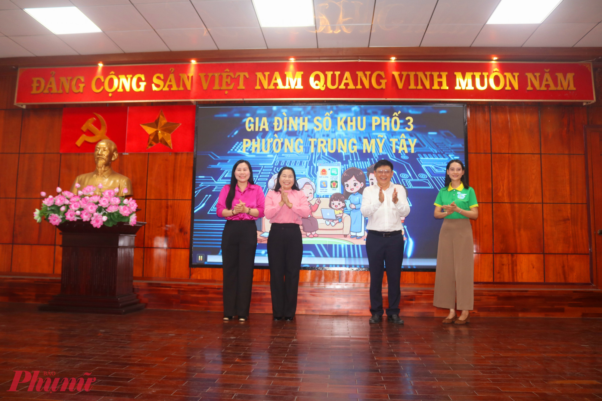 Đại biểu thực hiện nghi thức ra mắt mô hình “Gia đình số” khu phố 3, phường Trung Mỹ Tây - Ảnh: Mẫn Nhi