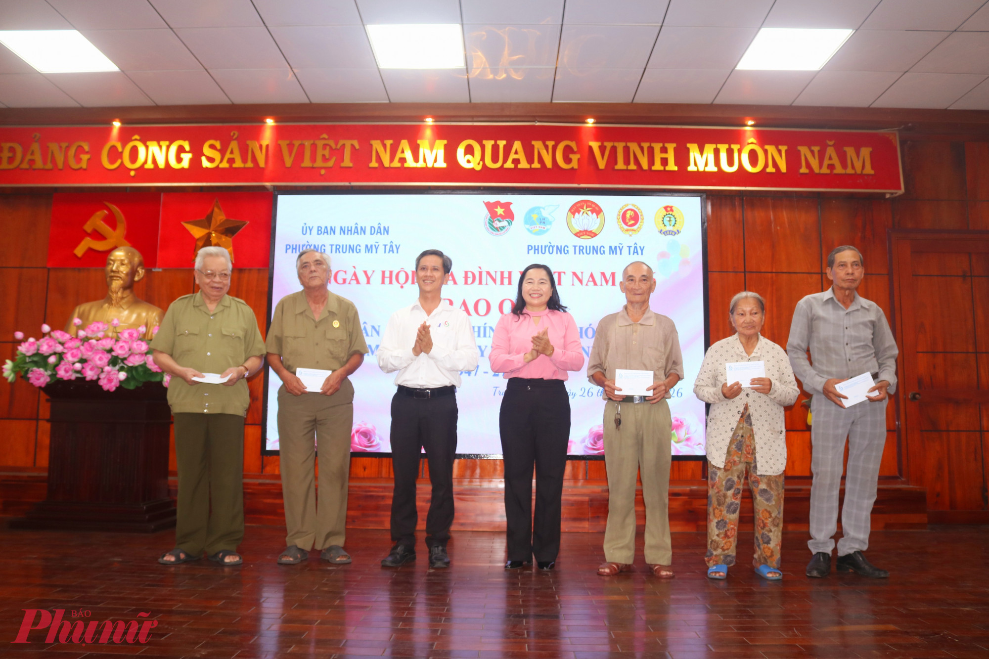 Món quà tri ân đã được ban tổ chức trao đến các cô, các bác cựu chiến binh - Ảnh: Mẫn Nhi