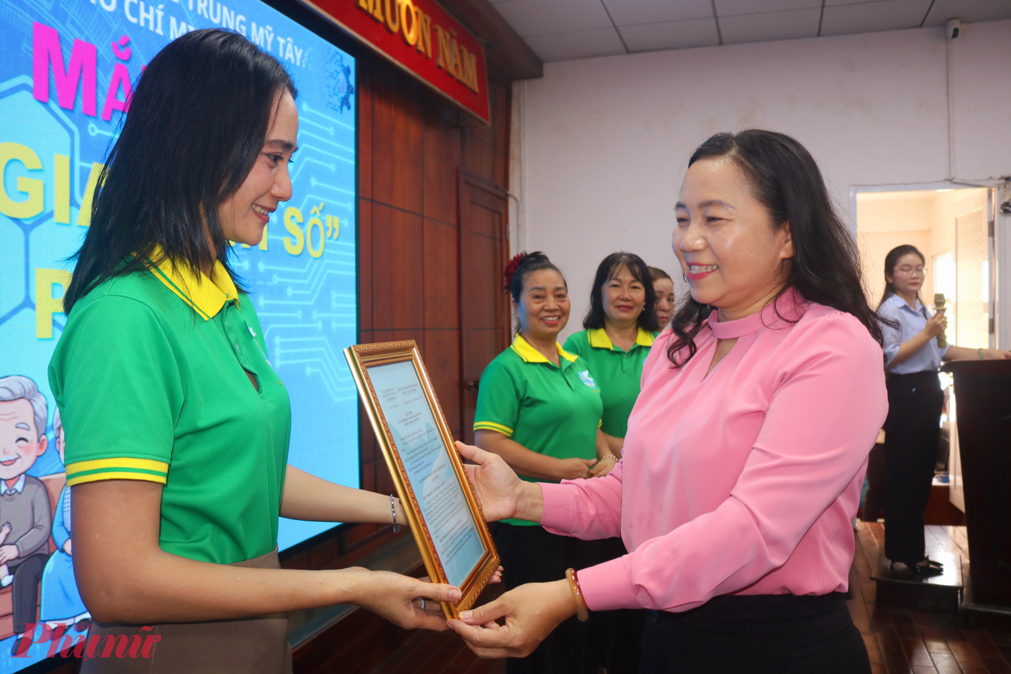 Bà Nguyễn Thị Kim Cúc – Chủ tịch Ủy ban MTTQ Việt Nam phường Trung Mỹ Tây – trao quyết định của Hội LHPN phường về việc thành lập mô hình “Gia đình số” đến các thành viên ban điều hành - Ảnh: Mẫn Nhi