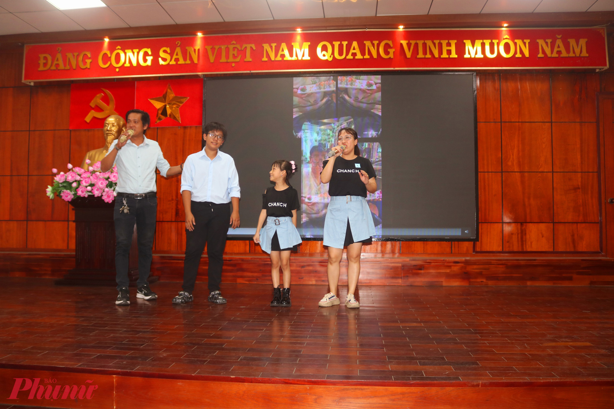 Gia đình chị Nguyễn Thị Anh Đào (khu phố 32, phường Trung Mỹ Tây) đoạt giải nhất hội thi “Gia đình hạnh phúc – Gắn kết yêu thương” - Ảnh: Mẫn Nhi