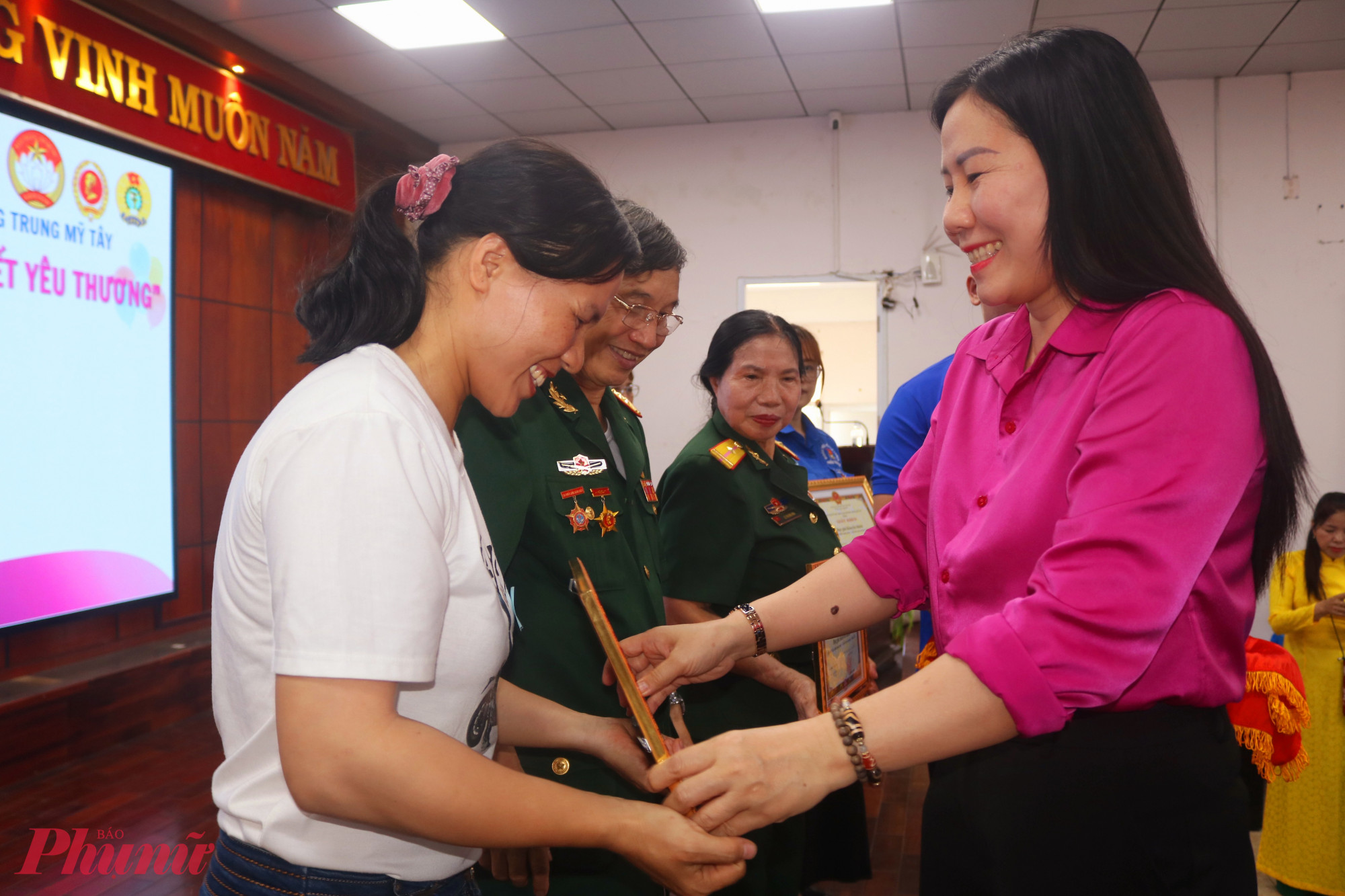 Bà Đặng Thị Kim Thoa – Phó chủ tịch Ủy ban MTTQ Việt Nam phường Trung Mỹ Tây, Chủ tịch Hội LHPN phường – trao giải đến đại diện các gia đình tham gia hội thi - Ảnh: Mẫn Nhi