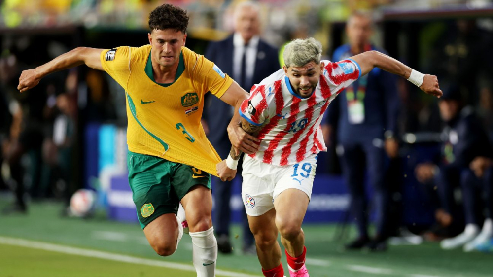 Julio Enciso của Paraguay và Alessandro Circati của Úc tranh chấp bóng trong trận hòa không bàn thắng giữa hai đội.