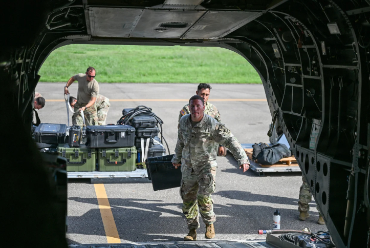Lực lượng Đặc nhiệm Hỗn hợp Bravo chất thiết bị lên trực thăng CH-47 Chinook tại Căn cứ Không quân Soto Cano ở Honduras ngày 25/6 để chuẩn bị hỗ trợ các hoạt động cứu trợ sau trận động đất tại Venezuela. Ảnh: Bộ Tư lệnh miền Nam Mỹ
