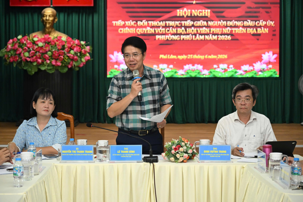 Lãnh đạo phường Phú Lâm trả lời tại hội nghị