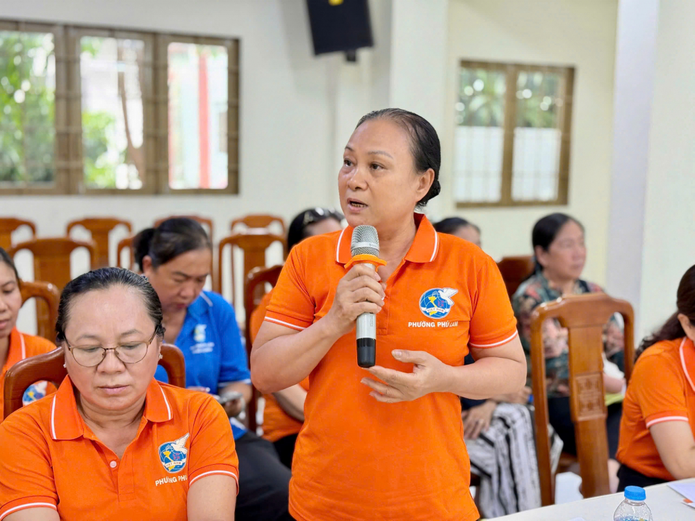 bà Ngô Thị Bạch Tuyết - Chi hội trưởng Chi hội Phụ nữ khu phố 16 - chia sẻ ý kiến. Ảnh: TP