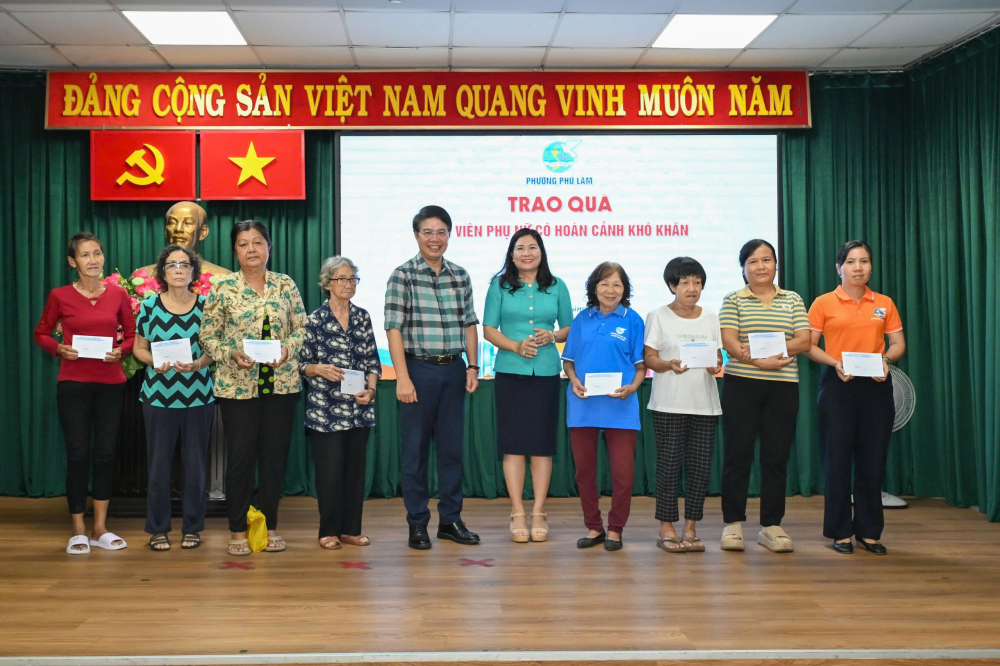 bà Nguyễn Thị Ngọc Linh - Phó chủ tịch Hội LHPN TPHCM; ông Lê Thanh Bình - Bí thư Đảng ủy, Chủ tịch HĐND phường