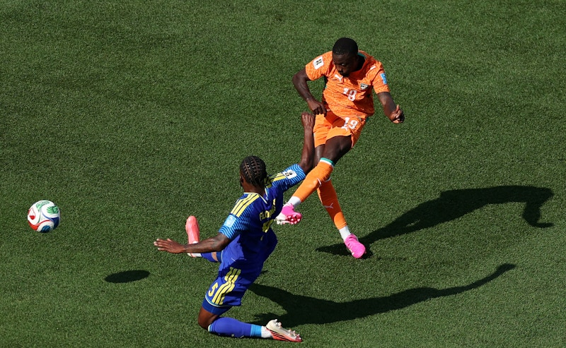 Ibrahim Sangare chuyền một đường bóng tuyệt vời cho Nicolas Pepe và anh ấy không mắc sai lầm nào với một pha dứt điểm xuất sắc