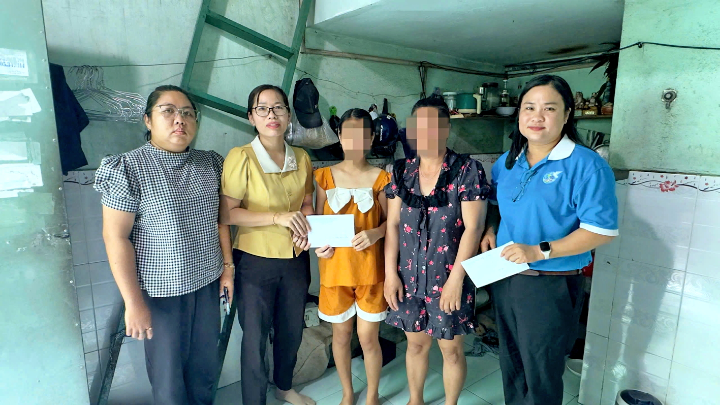 Cán bộ địa phương phường Thuận Giao hỗ trợ gia đình em D.B.N. - cô bé đi giúp việc bị chủ xâm hại - Nguồ n ảnh: Hội LHPN phường Thuận Giao