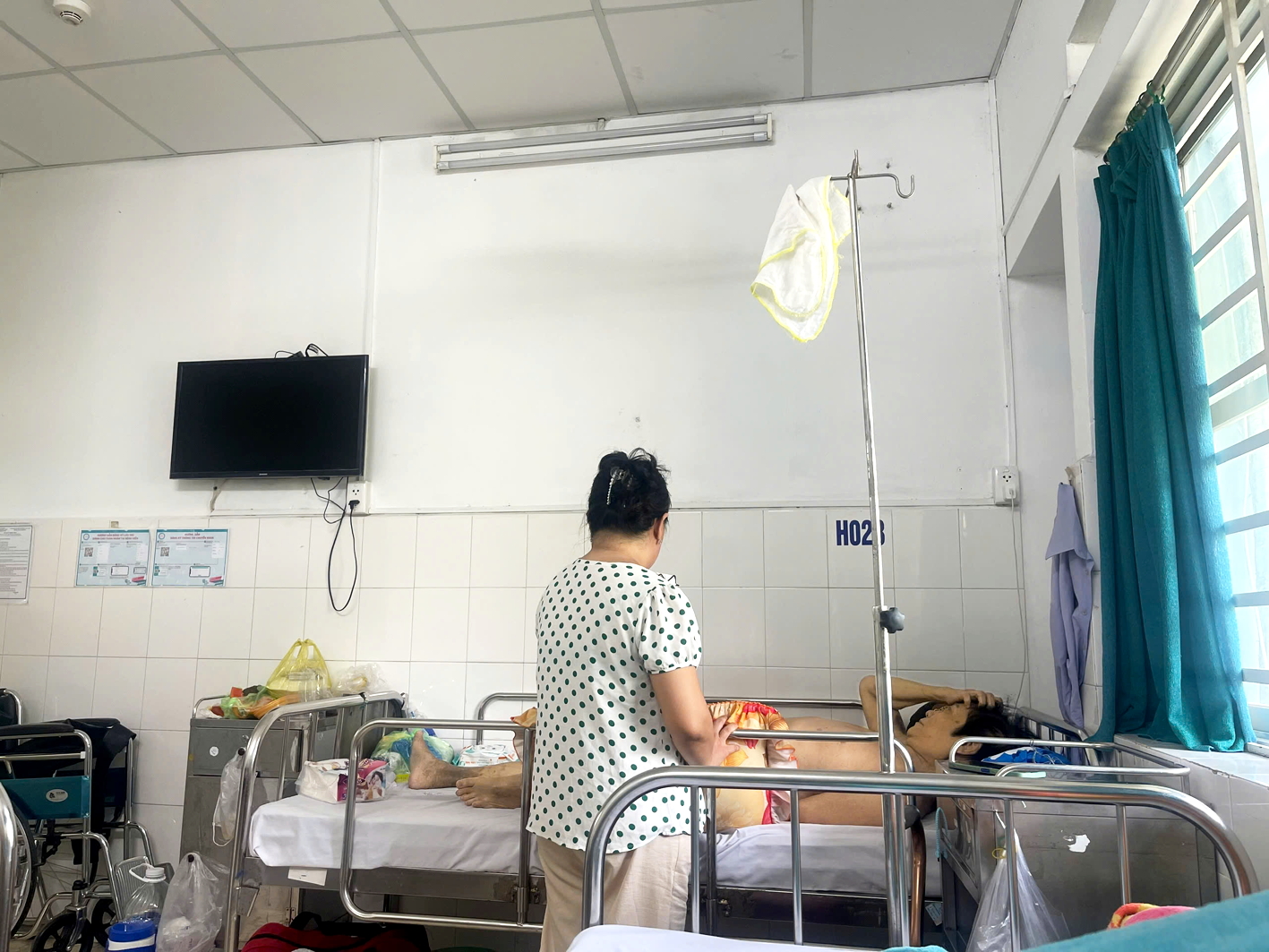 Chị Hoàng N. (ngụ Cà Mau) lên TPHCM nuôi bệnh thuê, từng bị bạo hành, sàm sỡ mà vẫn phải cắn răng nhị n nhục - ẢNH: DIỆU HIỀN