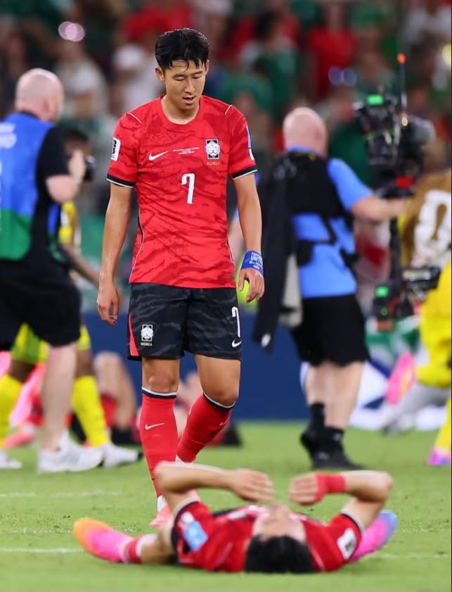 Các tuyển thủ Hàn Quốc thất vọng sau trận thua Nam Phi 0-1, và mất quyền tự quyết. Ảnh: Instagram