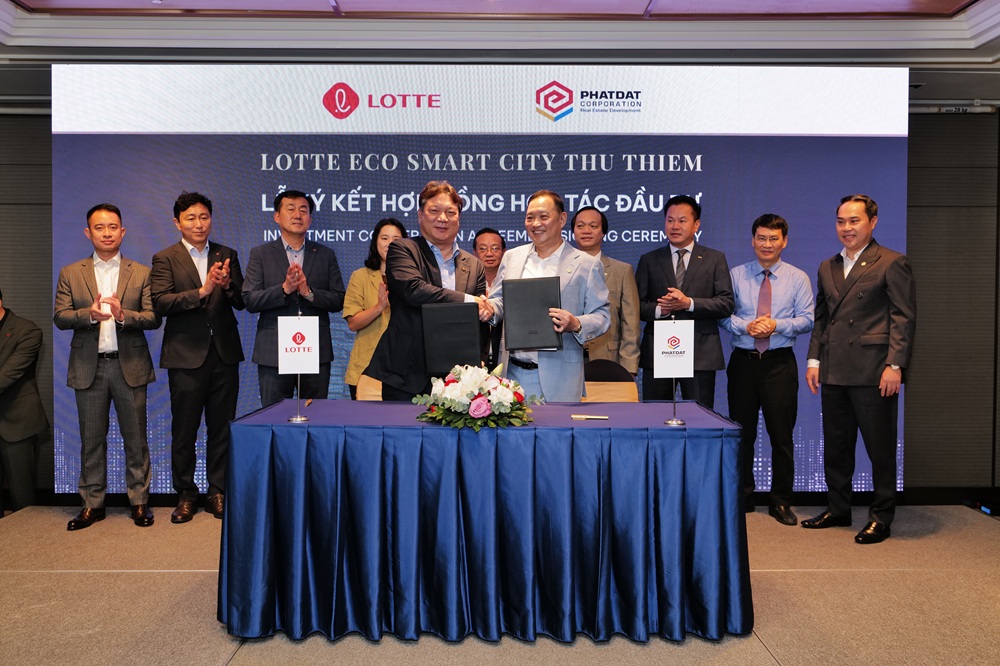 Ông Nguyễn Văn Đạt - Chủ tịch Hội đồng quản trị Công ty Cổ phần Phát triển Bất động sản Phát Đạt và ông Jun Sung Ho - Tổng giám đốc Công ty TNHH Lotte Properties HCMC trong buổi ký kết Hợp đồng Hợp tác Đầu tư dự án Lotte Eco Smart City Thu Thiem - Ảnh: Phát Đạt