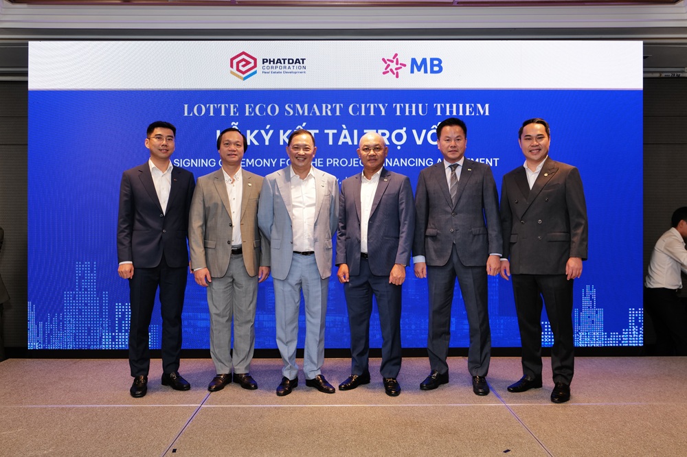 Đại diện lãnh đạo Công ty Phát Đạt và Ngân hàng TMCP Quân đội (MB Bank) chụp hình lưu niệm - Ảnh Phát Đạt
