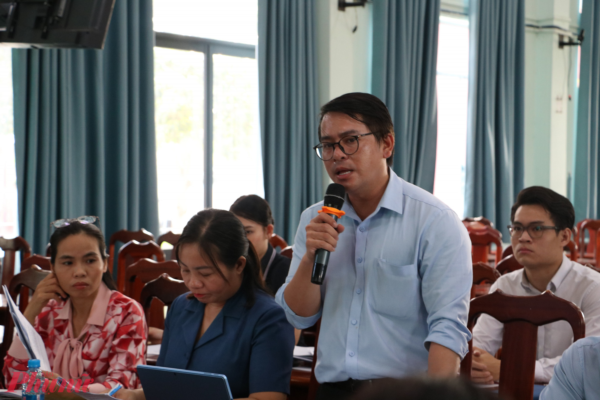 Ông Bùi Trần Nhật Khánh báo cáo tại buổi giám sát - Ảnh: Trang Thư