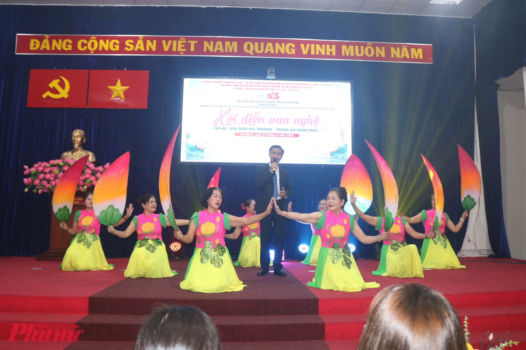 Tiết mục mở màn hội diễn của Hội LHPN phường Thới An - Ảnh: Mẫn Nhi