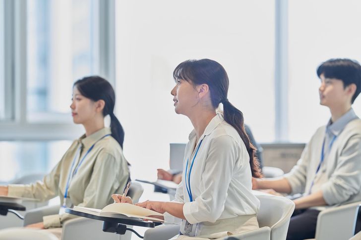 Học tập, đọc sách, không ngừng tò mò về thế giới giúp trí não luôn luôn vận động