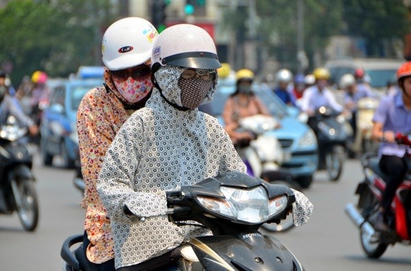 Nhiều phụ nữ có thói quen trùm kín khi ra nắng