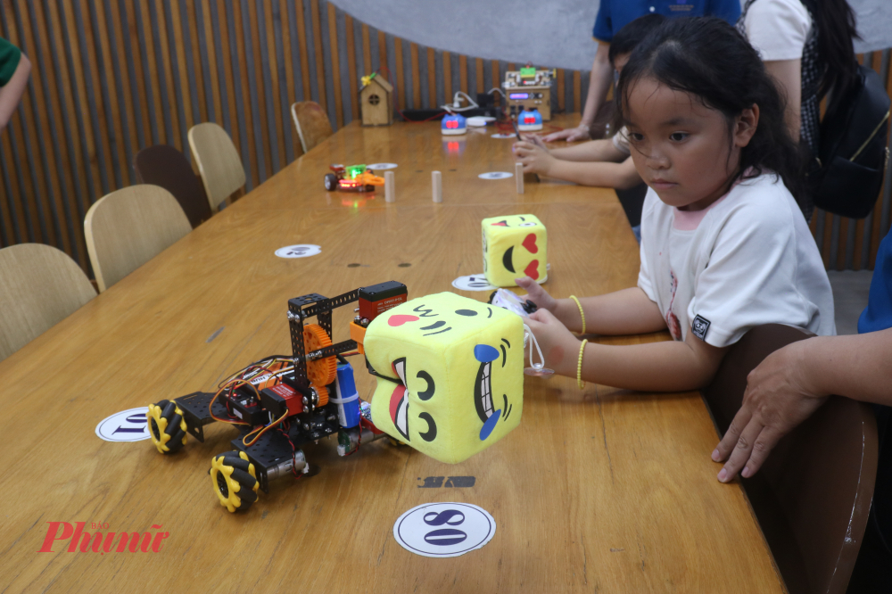 Không gian trải nghiệm khoa học và điều khiển robot