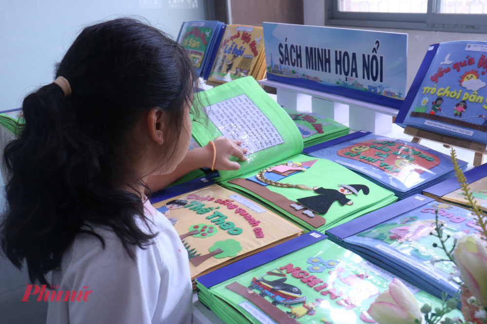 Nhiều quyển sách minh họa nổi đầy màu sắc và mới lạ trưng bày tại không gian sự kiện