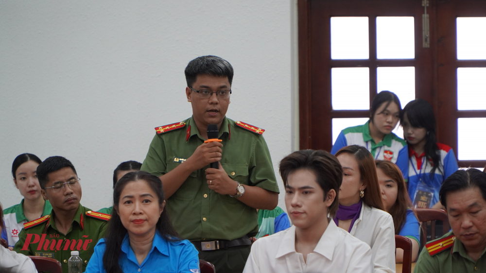 Đại diện PA05 chia sẻ về thực trạng tội phạm lợi dụng mạng xã hội và các nền tảng trực tuyến để thực hiện hành vi vi phạm pháp luật, đồng thời đưa ra khuyến cáo giúp người dân nhận diện và phòng tránh các thủ đoạn tinh vi.