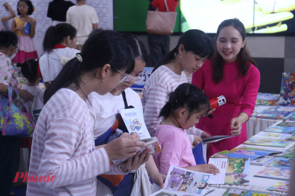 Không gian ngày hội được lấp đầy bởi niềm vui và sự thích thú của các em thiếu nhi