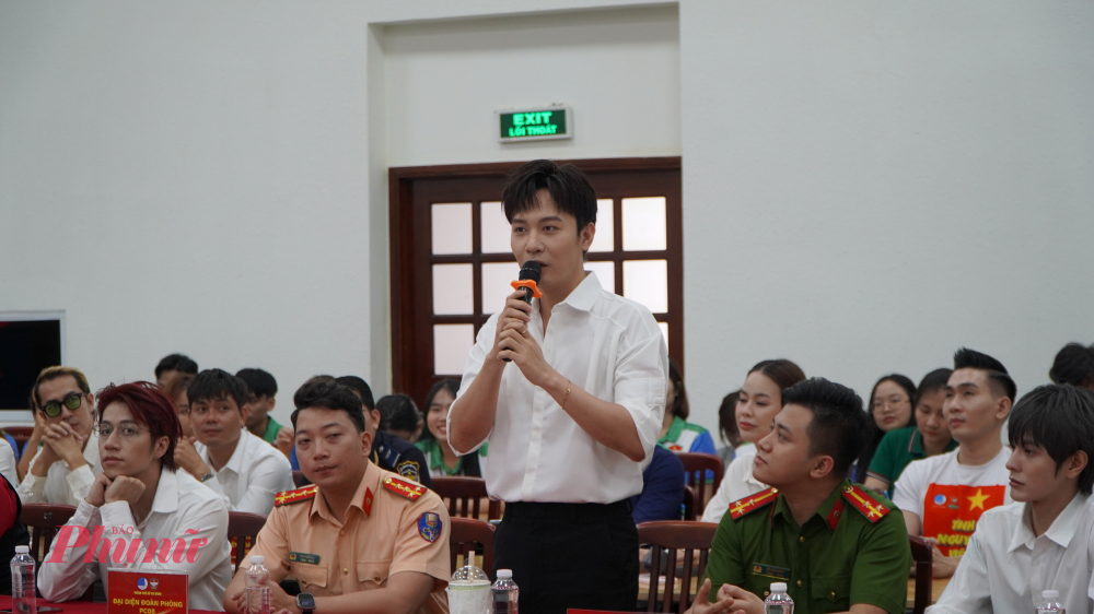 ua những chia sẻ của mình, nhạc sĩ Phạm Anh Duy bày tỏ nỗi trăn trở trước những hệ lụy mà ma túy gây ra đối với cá nhân, gia đình và xã hội, đồng thời kêu gọi giới trẻ nói không với ma túy.